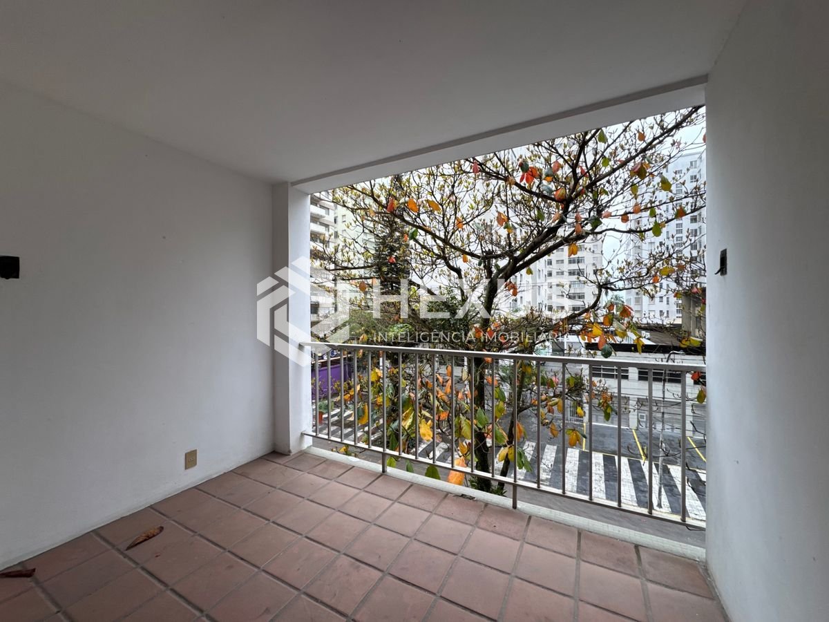 Foto 3 de Apartamento com varanda e lazer a 1 quadra da praia na região da Barra Funda nas Pitangueiras, Guarujá