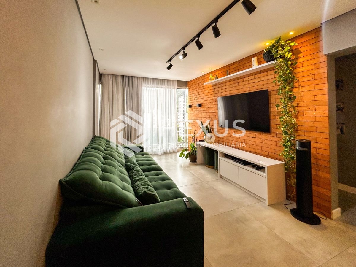 Foto 2 de Apartamento reformado com varanda e lazer a 100m da praia nas Pitangueiras, Guarujá
