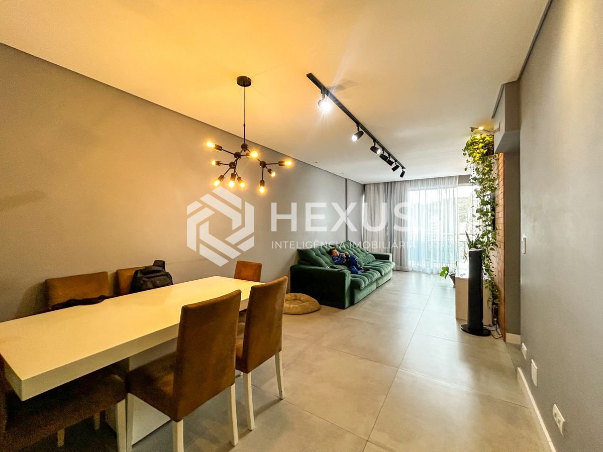 Foto 5 de Apartamento reformado com varanda e lazer a 100m da praia nas Pitangueiras, Guarujá
