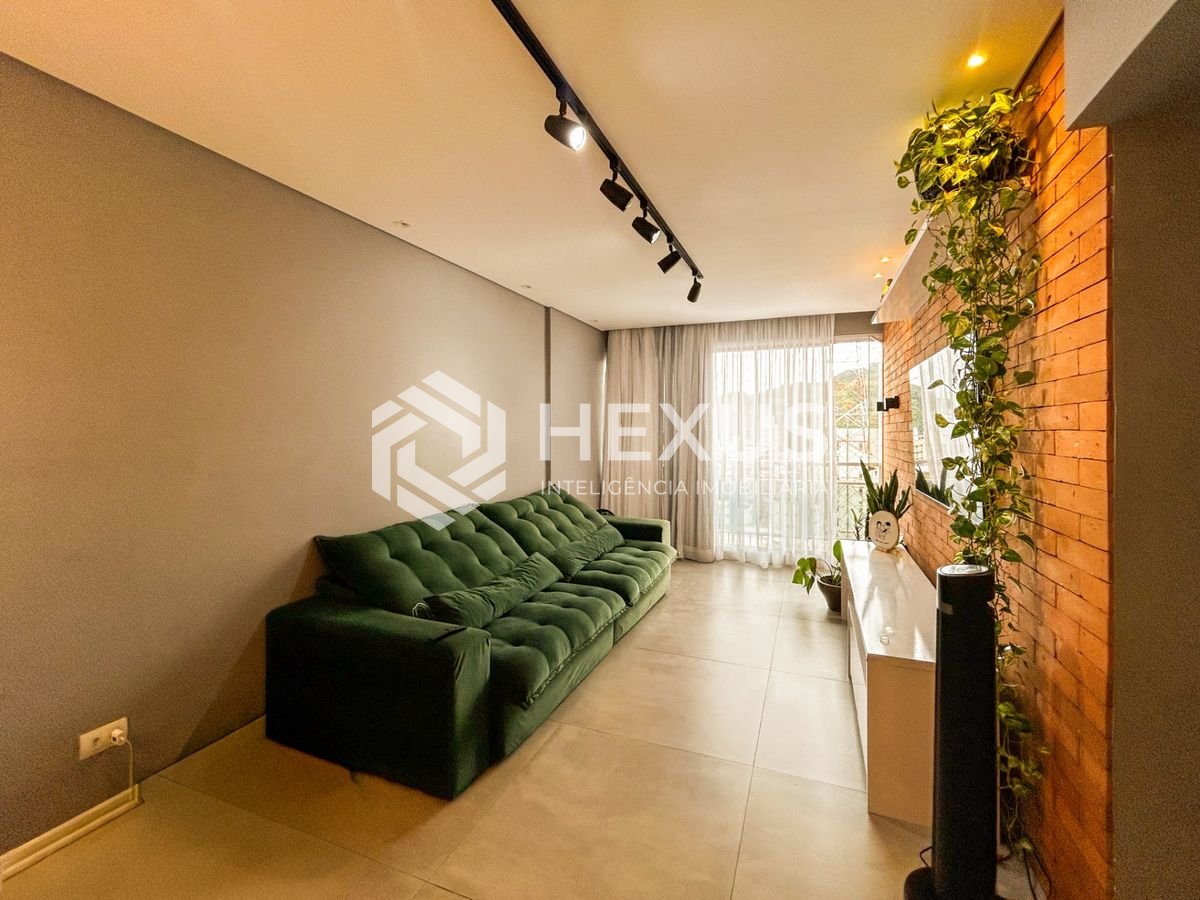 Foto 4 de Apartamento reformado com varanda e lazer a 100m da praia nas Pitangueiras, Guarujá