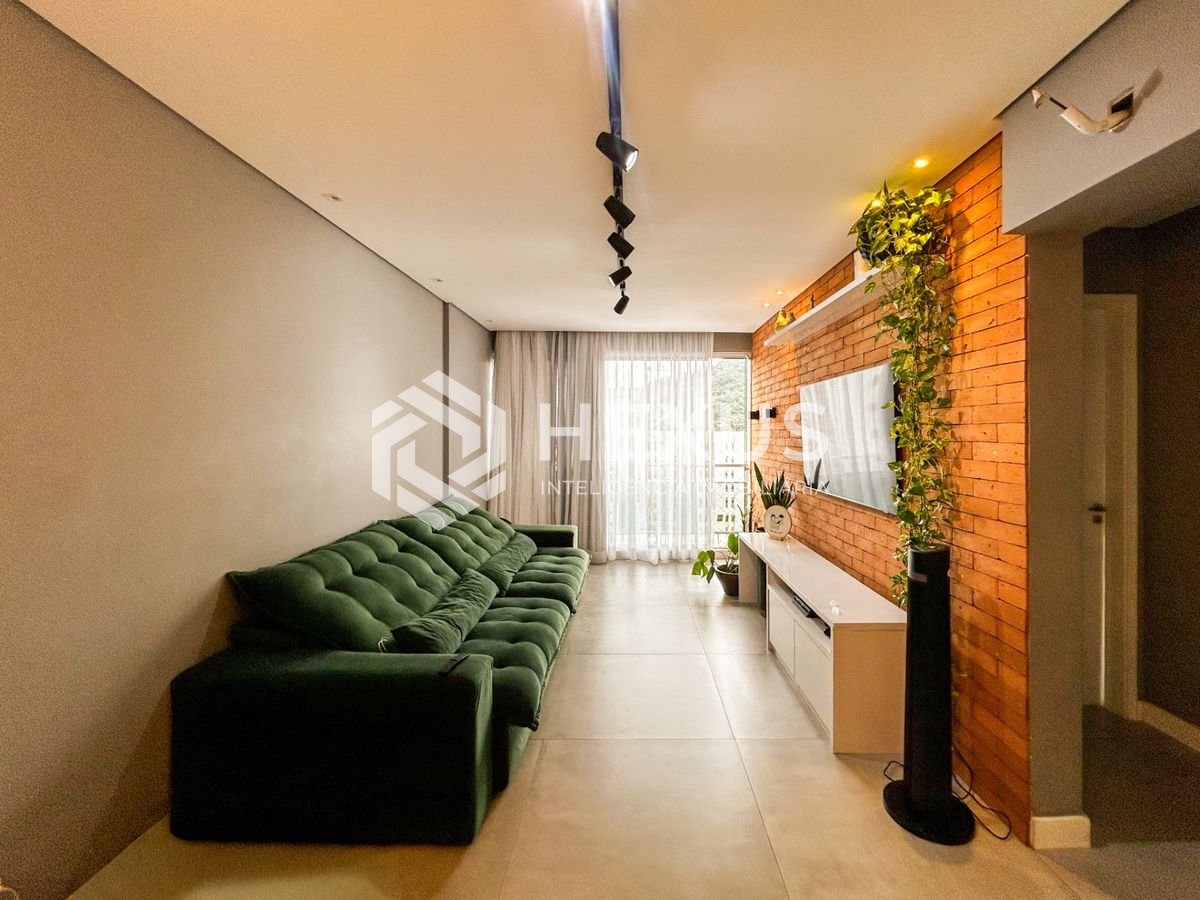 Foto 3 de Apartamento reformado com varanda e lazer a 100m da praia nas Pitangueiras, Guarujá