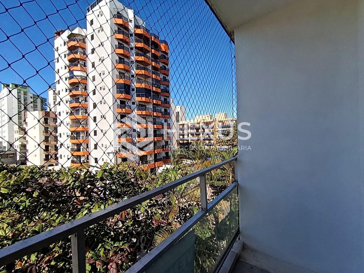 Foto 3 de Apartamento reformado com varanda a 350m da praia na Enseada, Guarujá