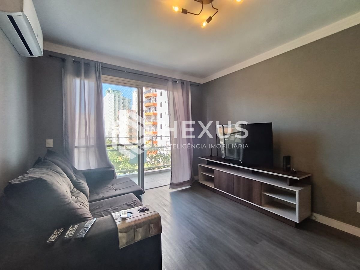 Foto 2 de Apartamento reformado com varanda a 350m da praia na Enseada, Guarujá