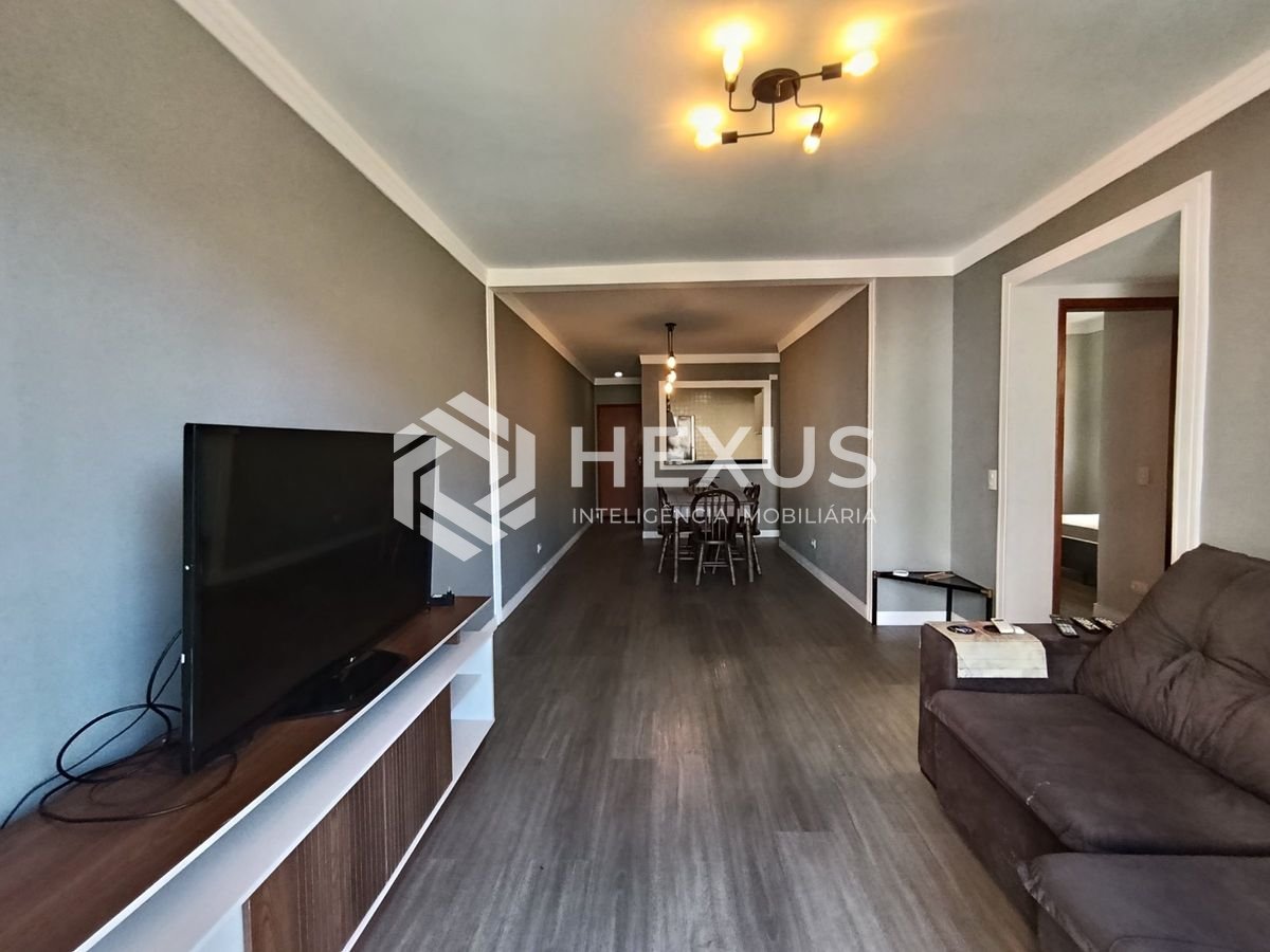 Foto 4 de Apartamento reformado com varanda a 350m da praia na Enseada, Guarujá