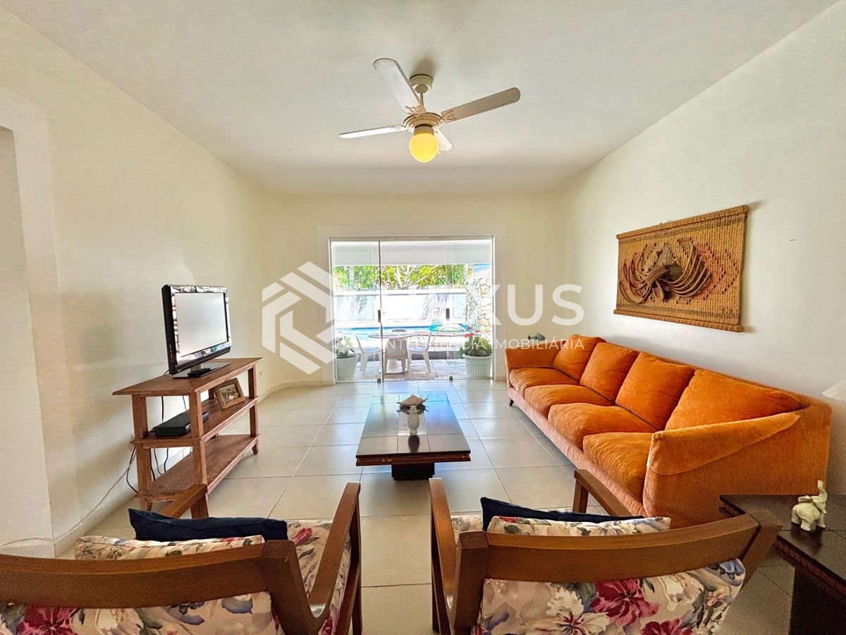Foto 3 de Casa reformada com piscina e área gourmet no Jardim Acapulco, Guarujá