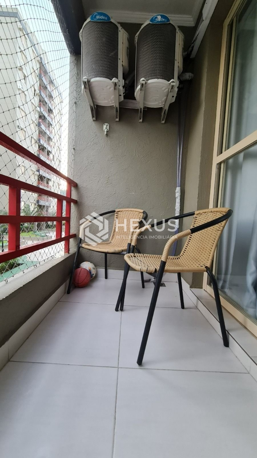 Foto 3 de Apartamento reformado com varanda a 500m da praia na região do Jardim São Miguel na Enseada, Guarujá