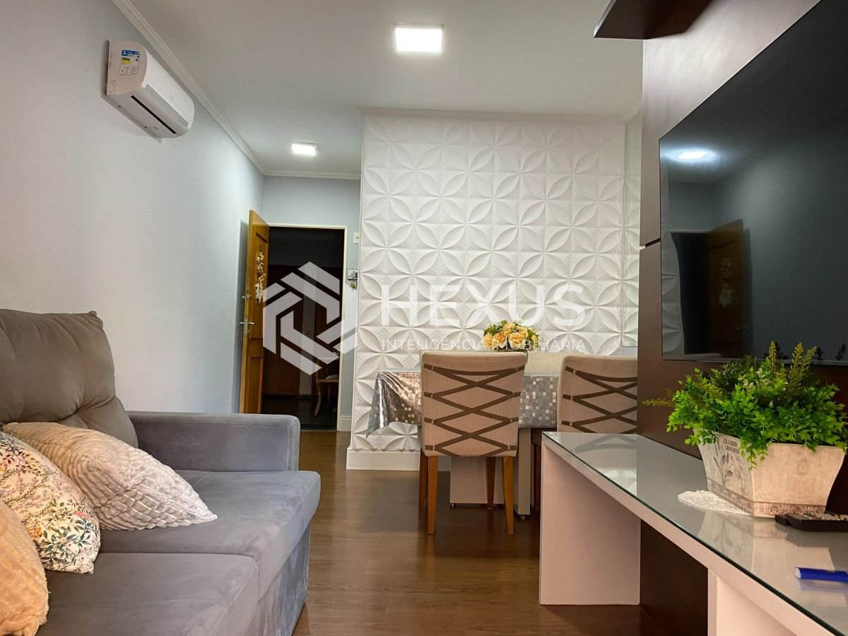 Foto 2 de Apartamento reformado com varanda a 500m da praia na região do Jardim São Miguel na Enseada, Guarujá