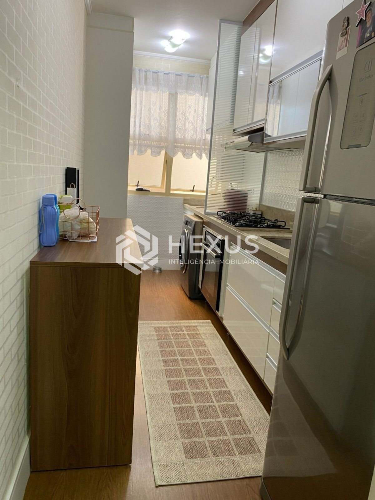 Foto 5 de Apartamento reformado com varanda a 500m da praia na região do Jardim São Miguel na Enseada, Guarujá