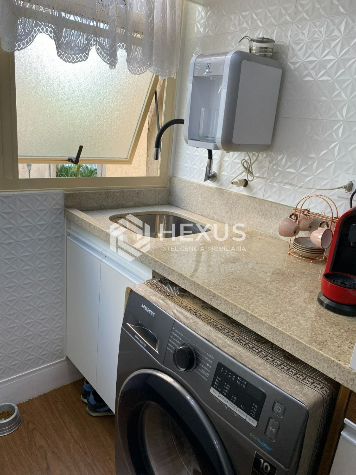 Foto 4 de Apartamento reformado com varanda a 500m da praia na região do Jardim São Miguel na Enseada, Guarujá