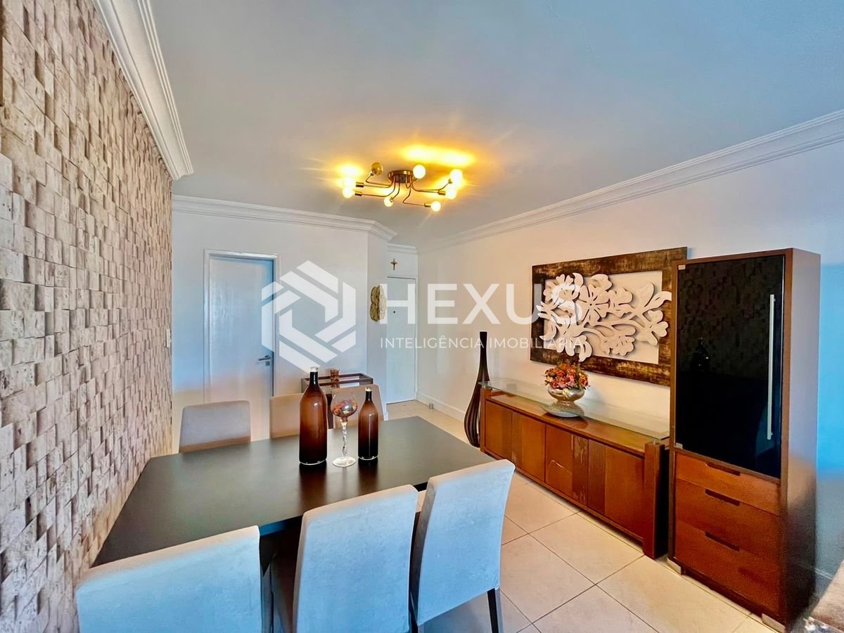 Foto 5 de Apartamento reformado com varanda e lazer a 450m da praia na região da Brunella na Enseada, Guarujá