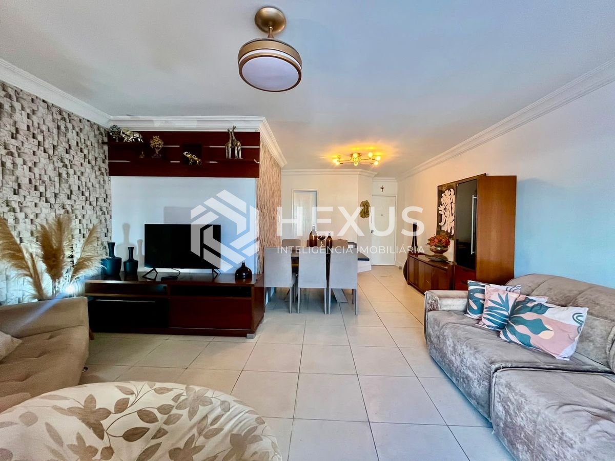 Foto 4 de Apartamento reformado com varanda e lazer a 450m da praia na região da Brunella na Enseada, Guarujá