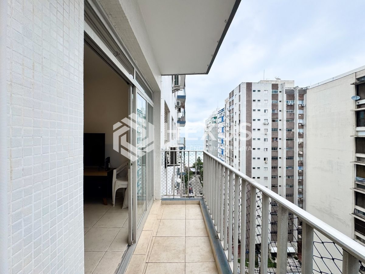 Foto 2 de Apartamento reformado com varanda vista mar e lazer nas Pitangueiras, Guarujá