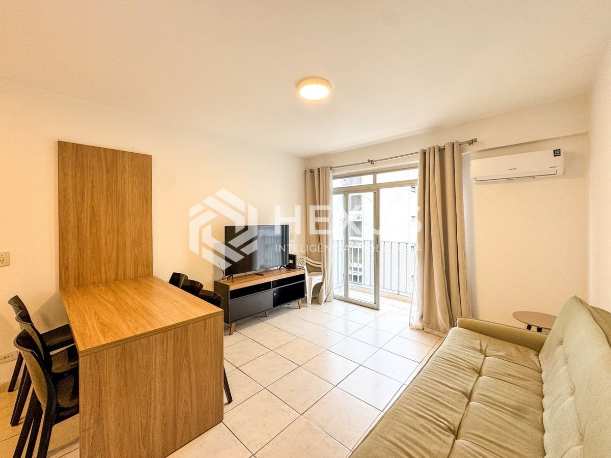 Foto 3 de Apartamento reformado com varanda vista mar e lazer nas Pitangueiras, Guarujá