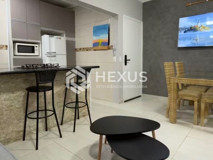 Foto 2 de Apartamento reformado a 200m da praia na região da Brunella na Enseada, Guarujá