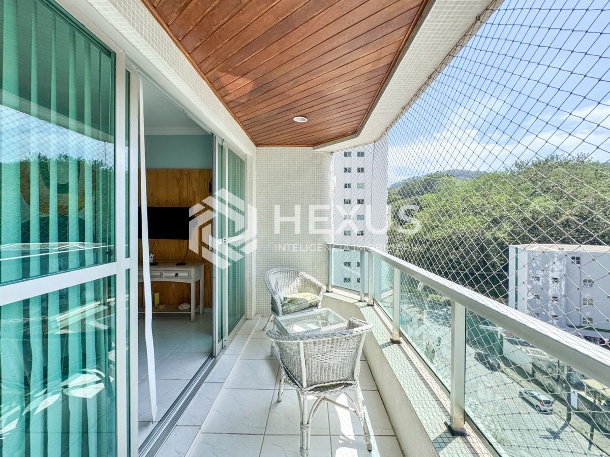 Foto 2 de Apartamento reformado com varanda a 160m da praia no Jardim Astúrias, Guarujá