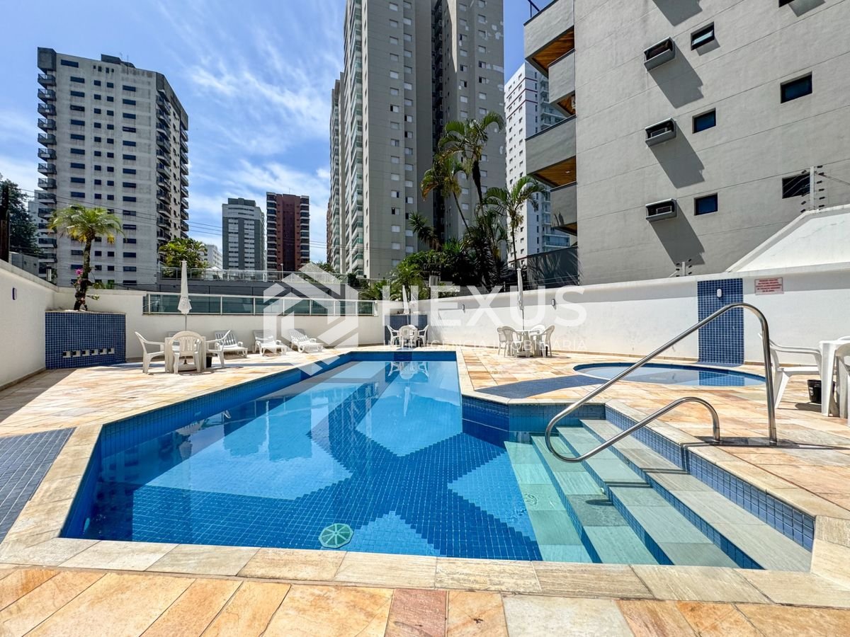 Apartamento reformado com varanda a 160m da praia no Jardim Astúrias, Guarujá