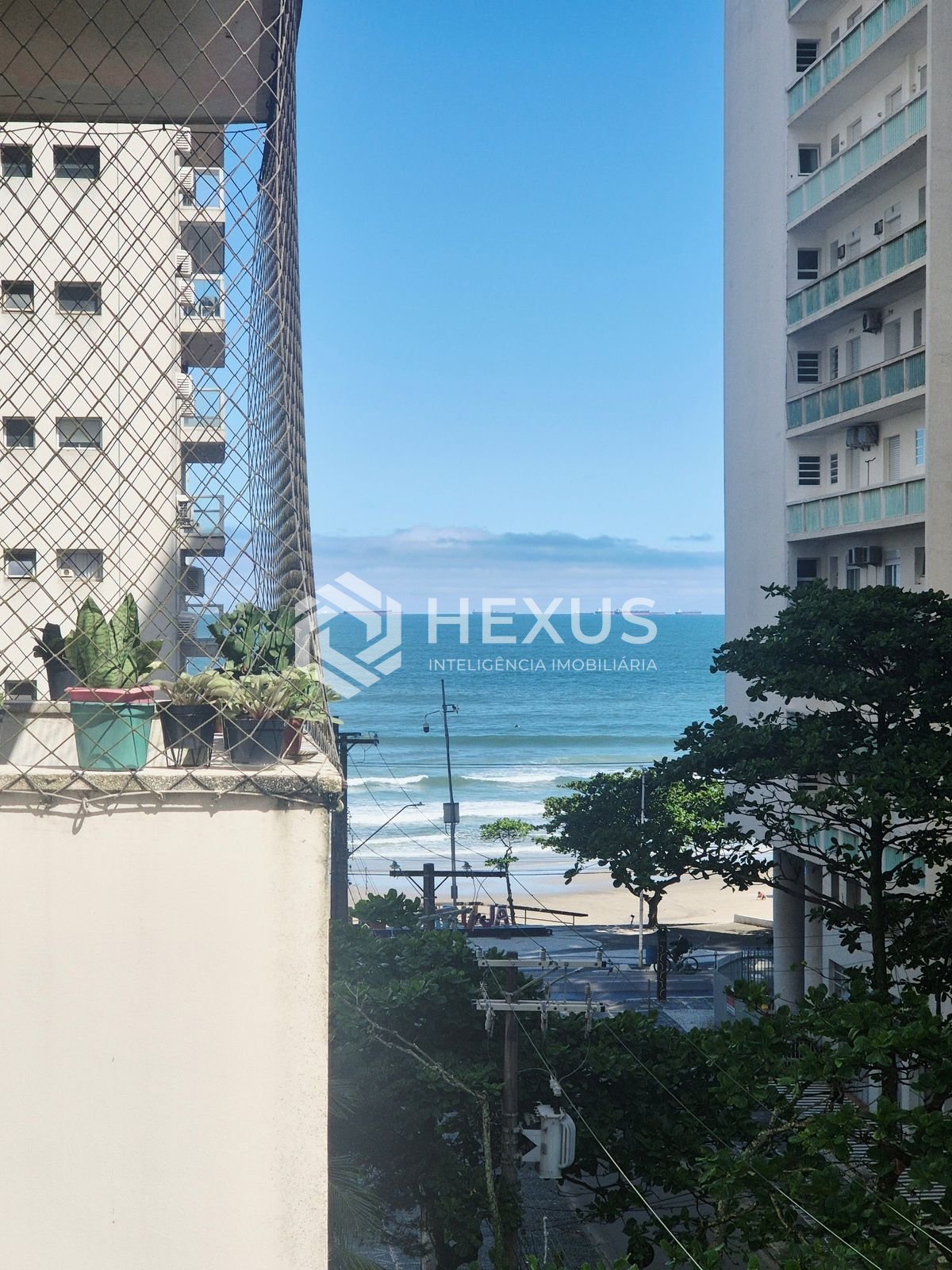 Apartamento com varanda vista mar a 1 quadra da praia nas Pitangueiras, Guarujá