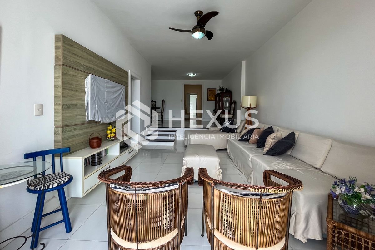 Foto 5 de Apartamento reformado com varanda vista mar na beira mar da praia nas Pitangueiras, Guarujá