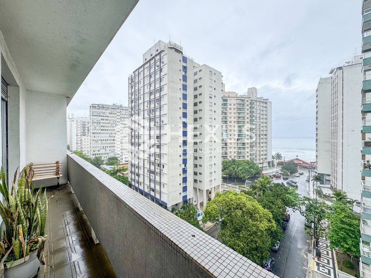 Foto 3 de Apartamento reformado com varanda vista mar nas Pitangueiras, Guarujá