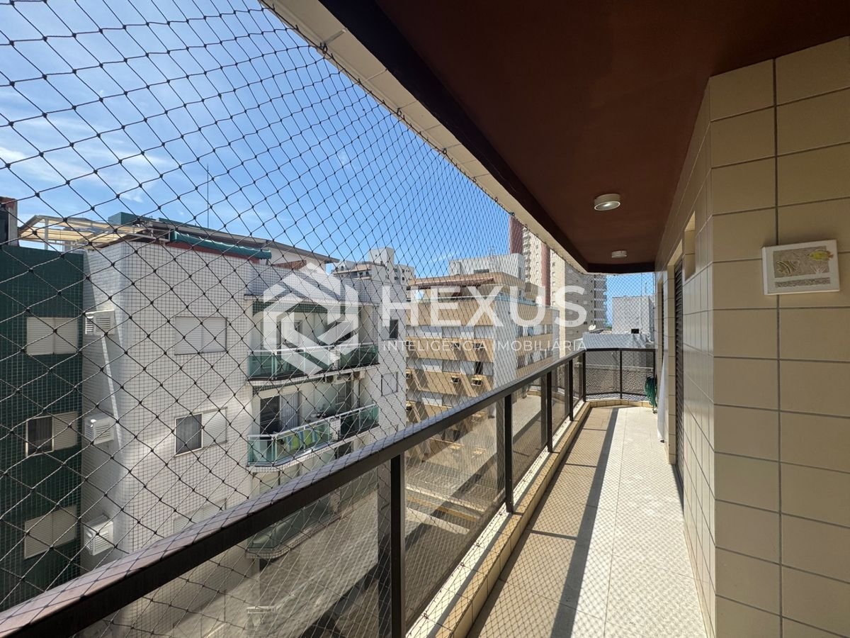 Foto 3 de Apartamento reformado com varanda e lazer a 350m da praia na Enseada, Guarujá