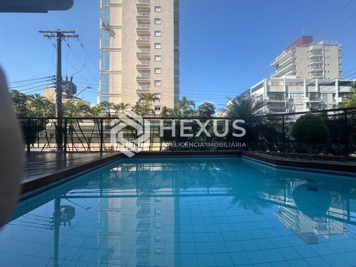 Foto 2 de Apartamento reformado com varanda e lazer a 400m da praia na Enseada, Guarujá