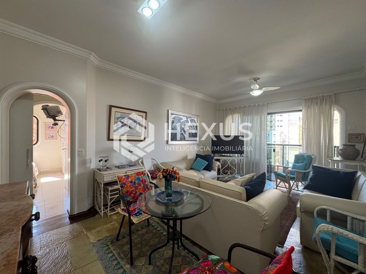 Foto 5 de Apartamento reformado com varanda e lazer a 400m da praia na Enseada, Guarujá