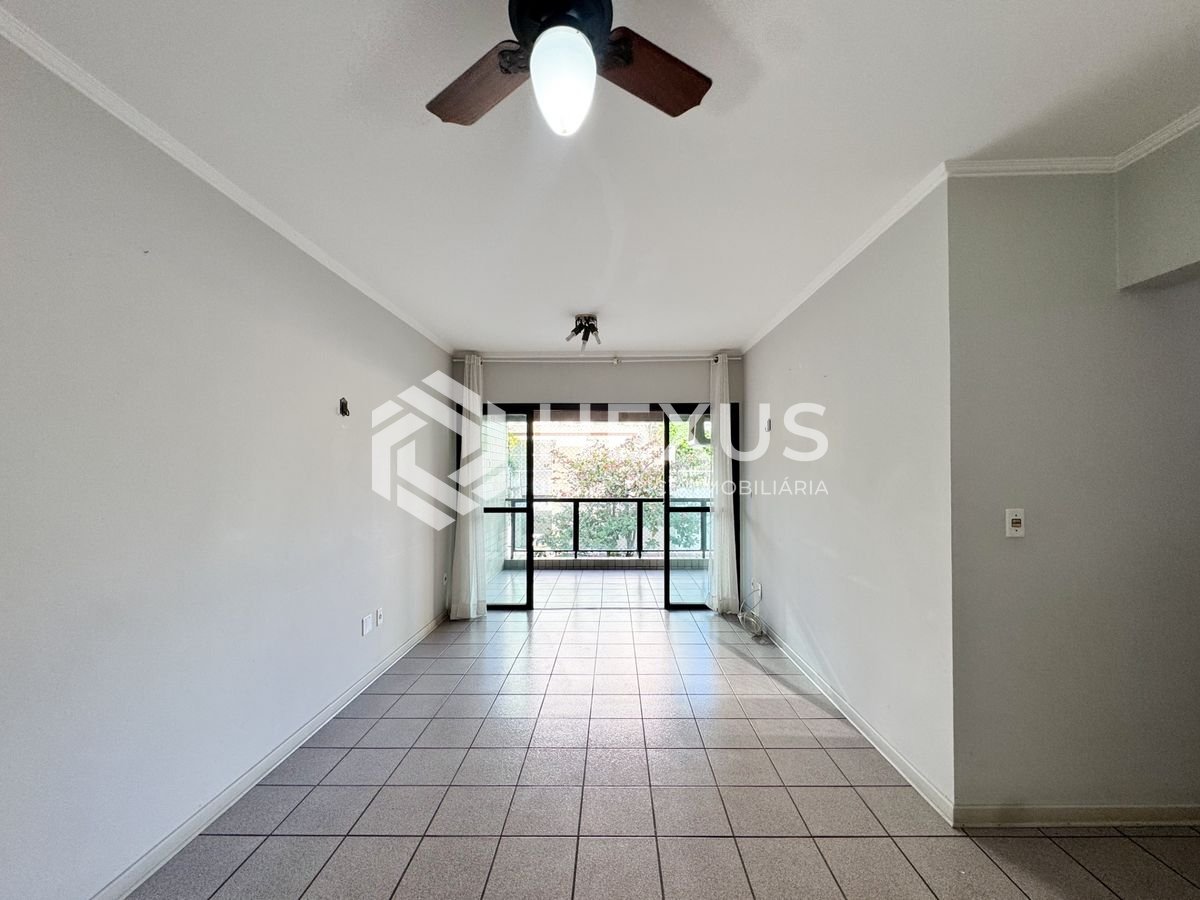 Foto 3 de Apartamento com varanda a 450m da praia no Jardim Astúrias, Guarujá