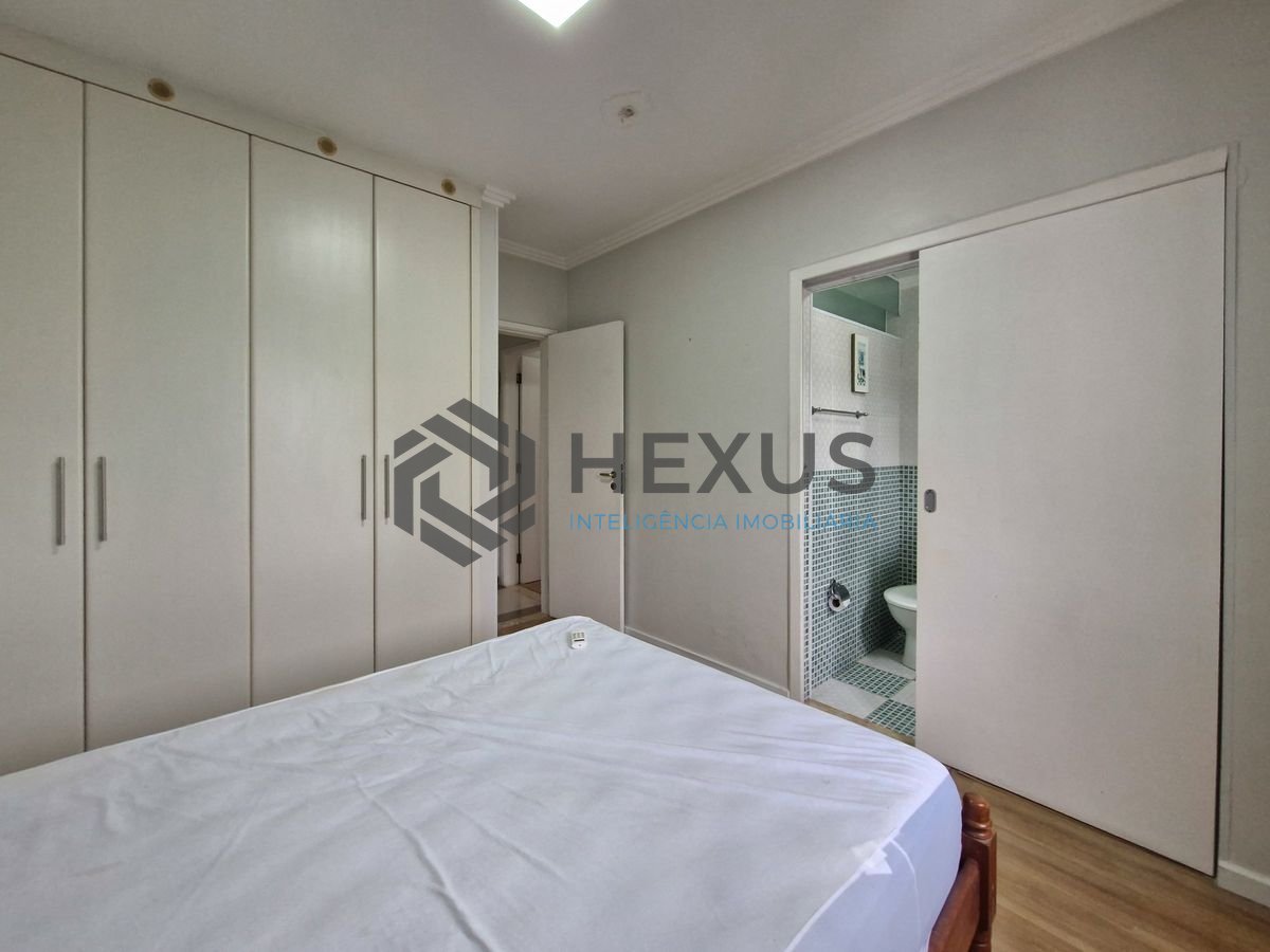 Foto 20 de Apartamento reformado com varanda vista mar a 150m da praia nas Pitangueiras, Guarujá