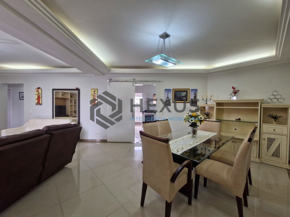 Foto 4 de Apartamento reformado com varanda vista mar a 150m da praia nas Pitangueiras, Guarujá