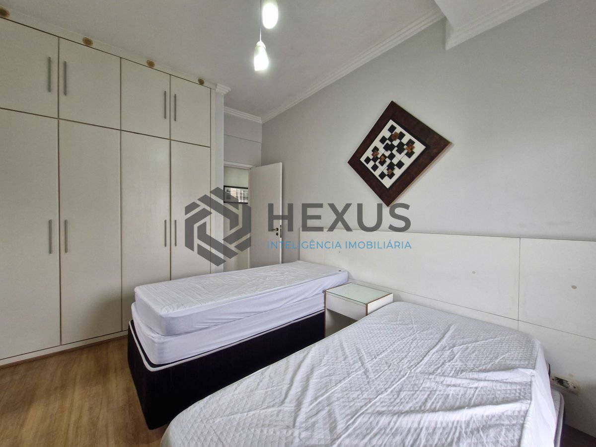 Foto 14 de Apartamento reformado com varanda vista mar a 150m da praia nas Pitangueiras, Guarujá