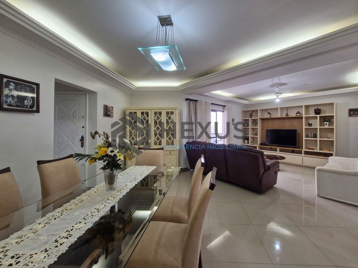 Foto 2 de Apartamento reformado com varanda vista mar a 150m da praia nas Pitangueiras, Guarujá