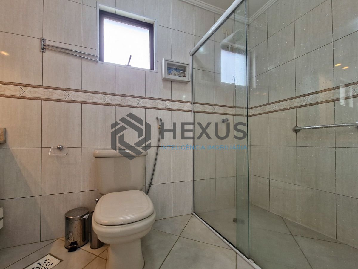 Foto 16 de Apartamento reformado com varanda vista mar a 150m da praia nas Pitangueiras, Guarujá