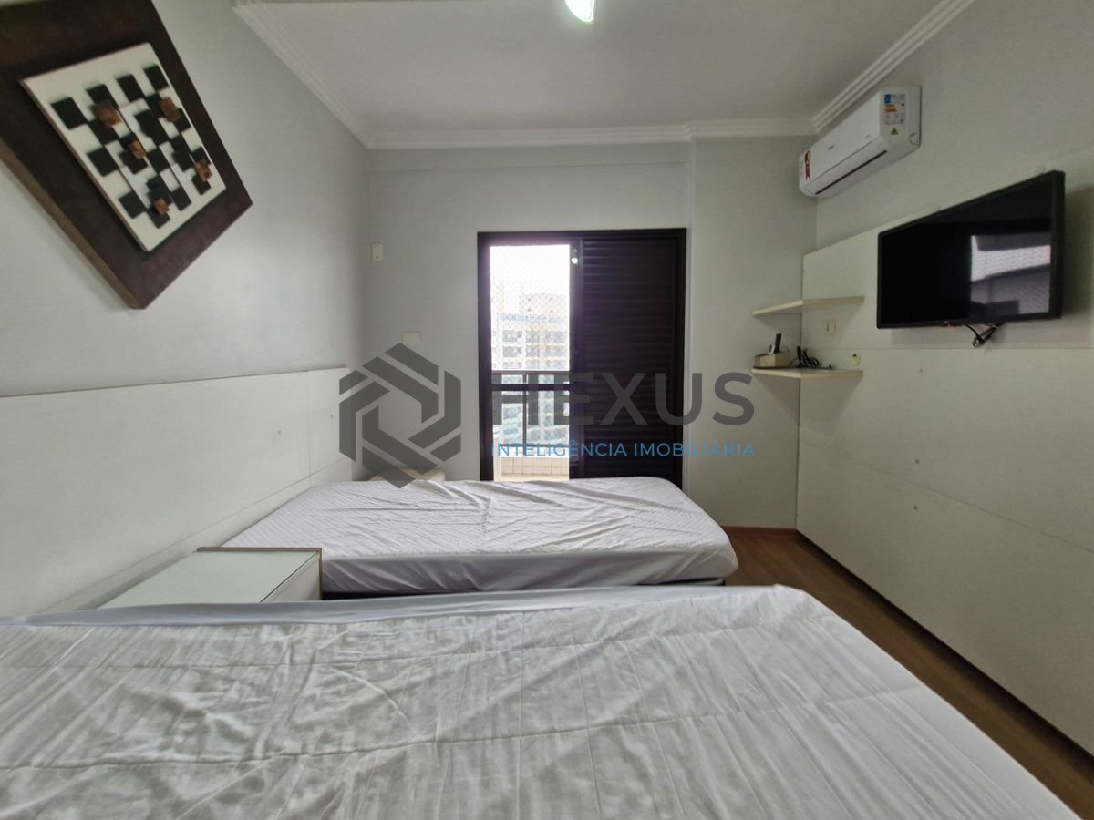 Foto 13 de Apartamento reformado com varanda vista mar a 150m da praia nas Pitangueiras, Guarujá