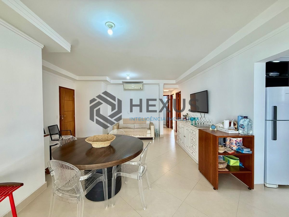 Foto 4 de Apartamento reformado com varanda e lazer a 400m da praia na região da Brunela na Enseada, Guarujá