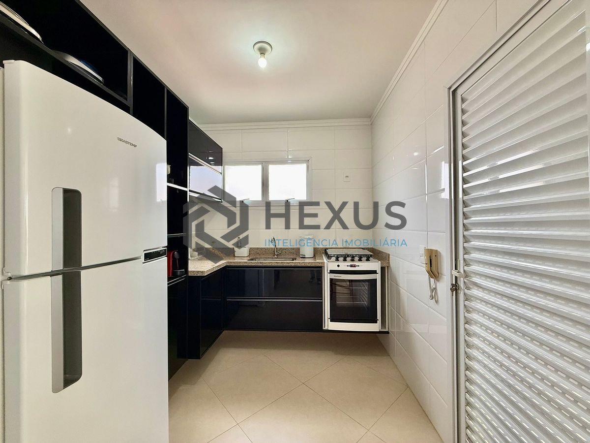 Foto 15 de Apartamento reformado com varanda e lazer a 400m da praia na região da Brunela na Enseada, Guarujá