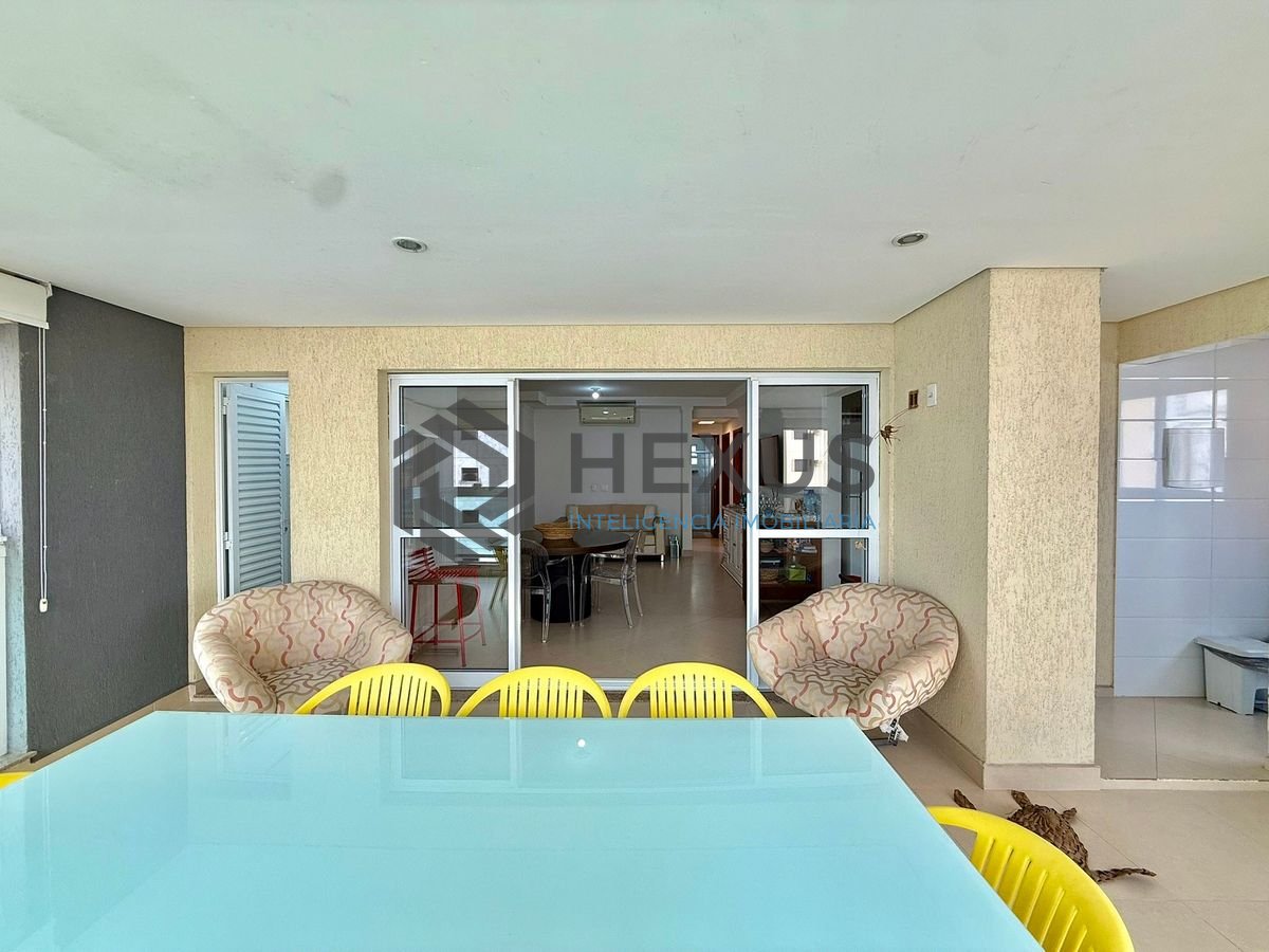 Foto 3 de Apartamento reformado com varanda e lazer a 400m da praia na região da Brunela na Enseada, Guarujá