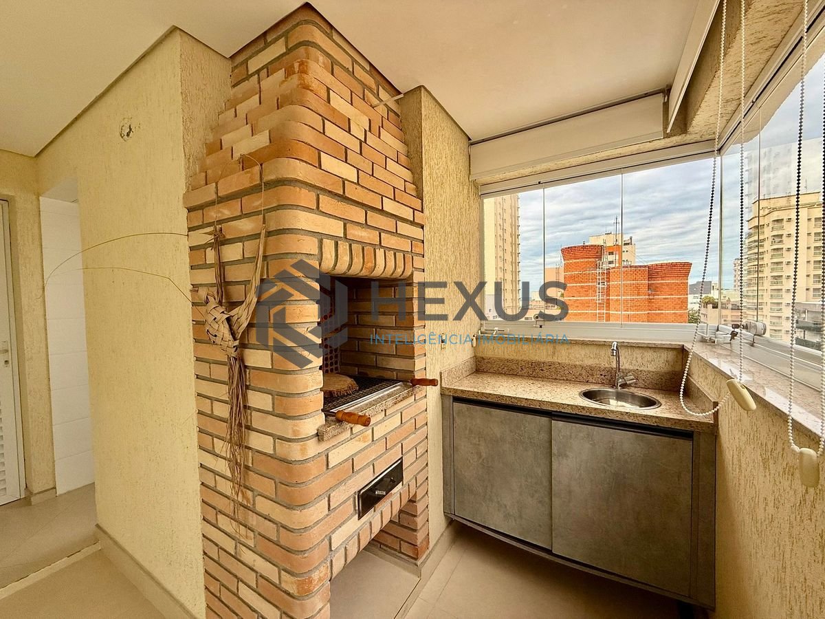 Foto 7 de Apartamento reformado com varanda e lazer a 400m da praia na região da Brunela na Enseada, Guarujá