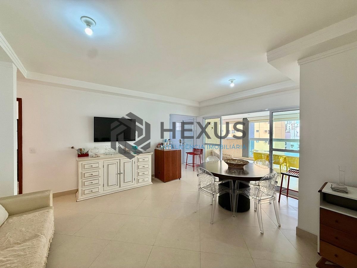Foto 6 de Apartamento reformado com varanda e lazer a 400m da praia na região da Brunela na Enseada, Guarujá