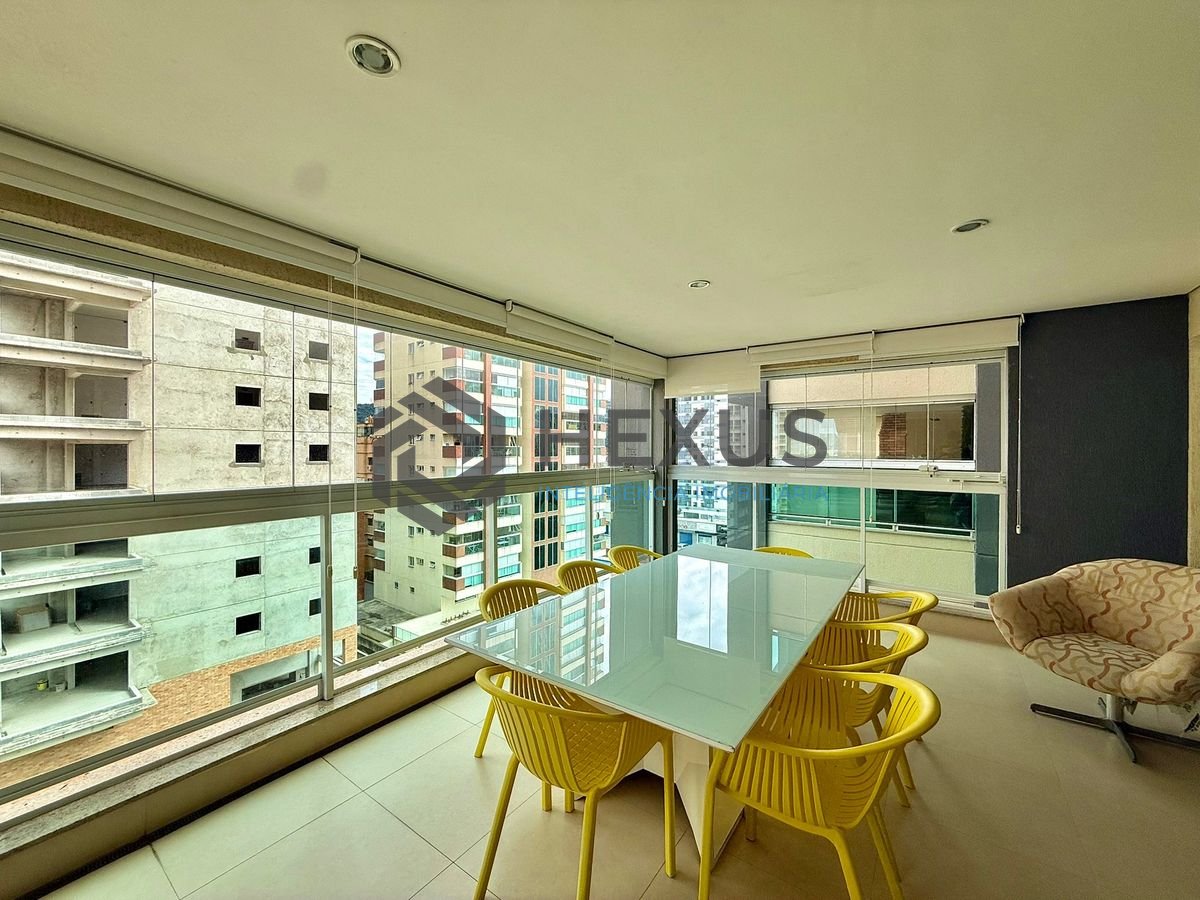 Foto 12 de Apartamento reformado com varanda e lazer a 400m da praia na região da Brunela na Enseada, Guarujá
