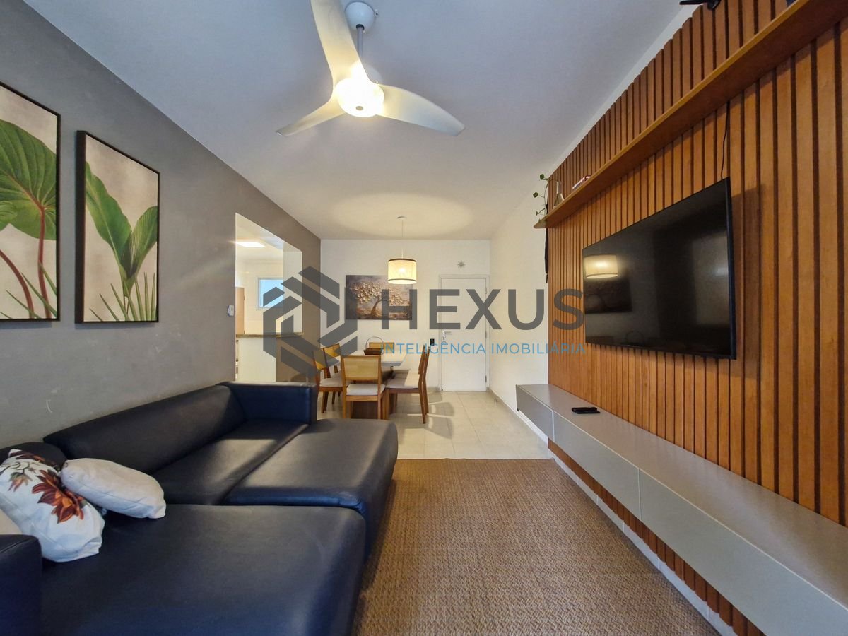 Foto 2 de Apartamento reformado com varanda a 100m da praia nas Pitangueiras, Guarujá