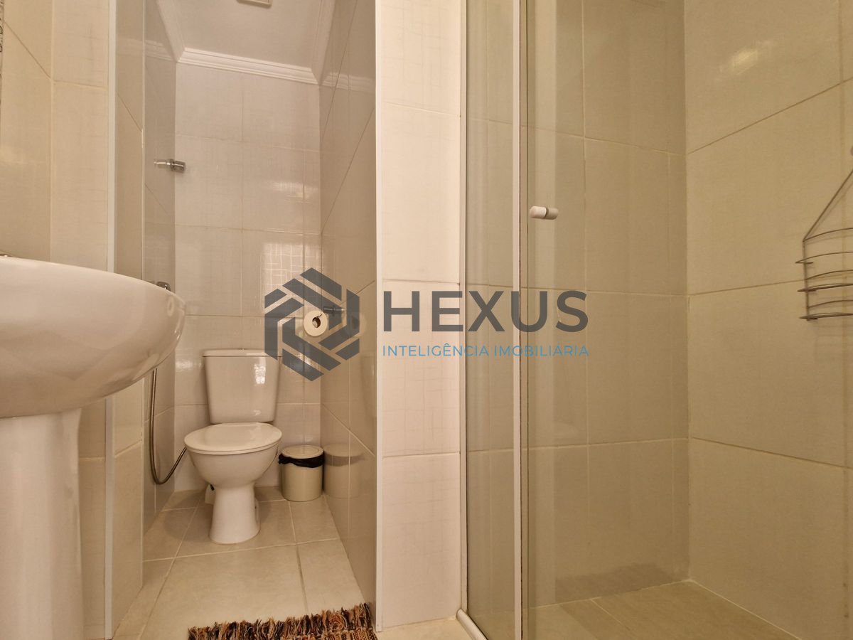 Foto 18 de Apartamento reformado com varanda a 100m da praia nas Pitangueiras, Guarujá