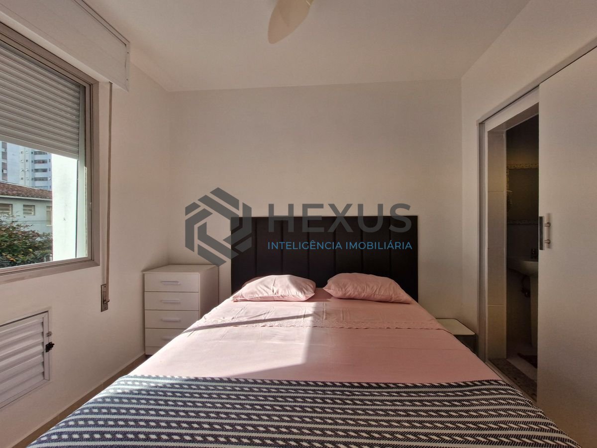 Foto 16 de Apartamento reformado com varanda a 100m da praia nas Pitangueiras, Guarujá
