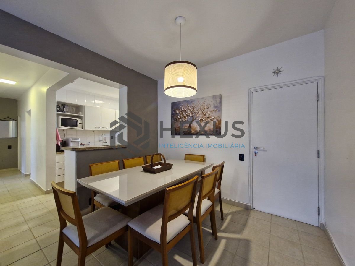 Foto 12 de Apartamento reformado com varanda a 100m da praia nas Pitangueiras, Guarujá