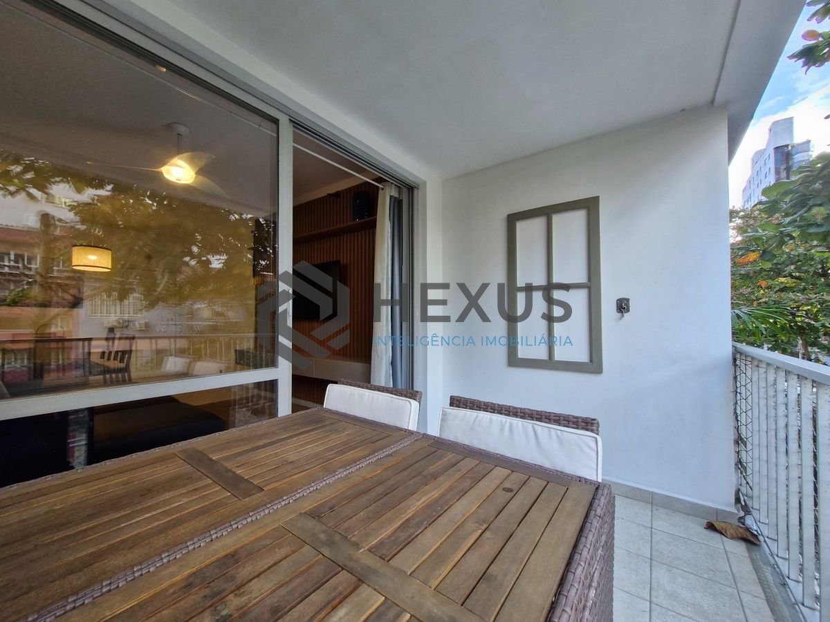 Foto 13 de Apartamento reformado com varanda a 100m da praia nas Pitangueiras, Guarujá