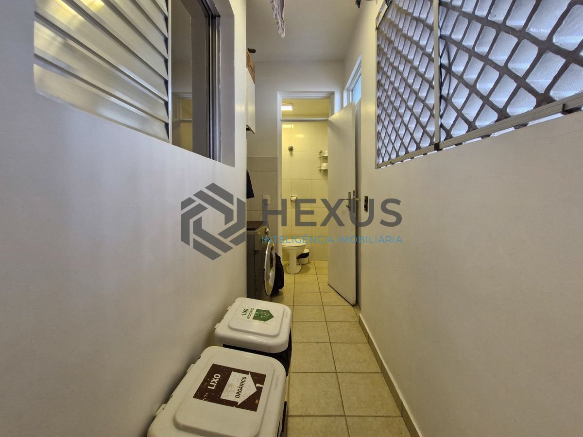 Foto 31 de Apartamento reformado com varanda a 100m da praia nas Pitangueiras, Guarujá