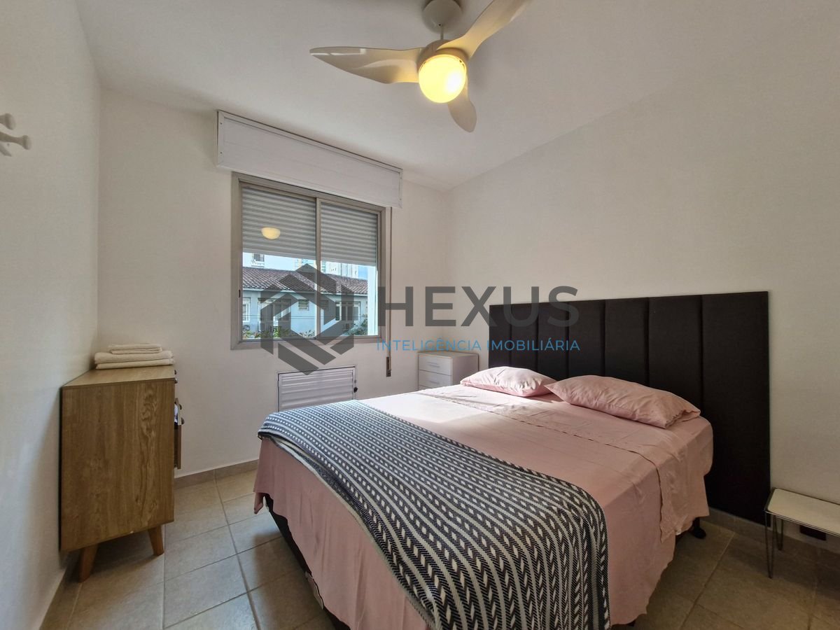 Foto 11 de Apartamento reformado com varanda a 100m da praia nas Pitangueiras, Guarujá