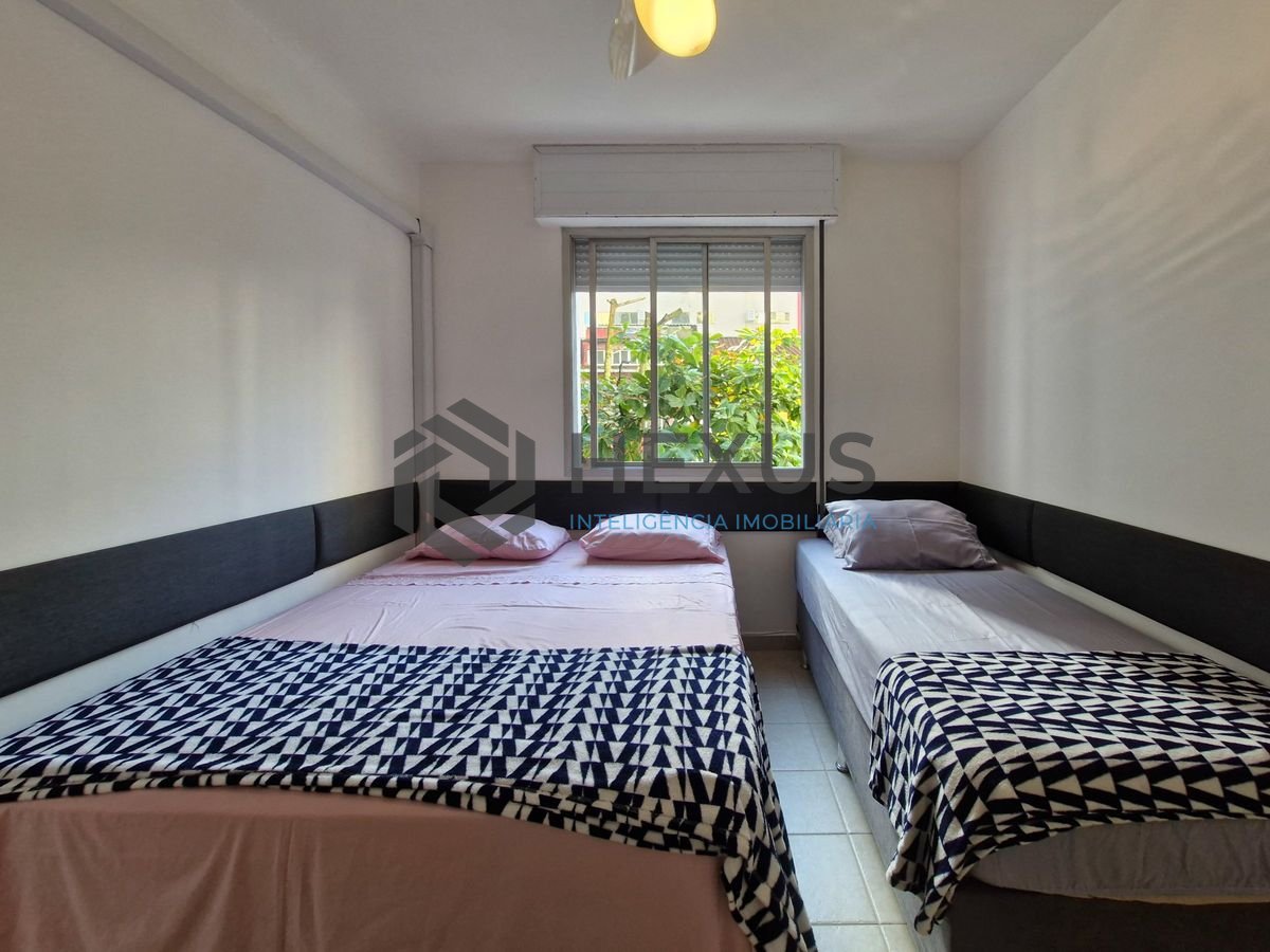 Foto 21 de Apartamento reformado com varanda a 100m da praia nas Pitangueiras, Guarujá