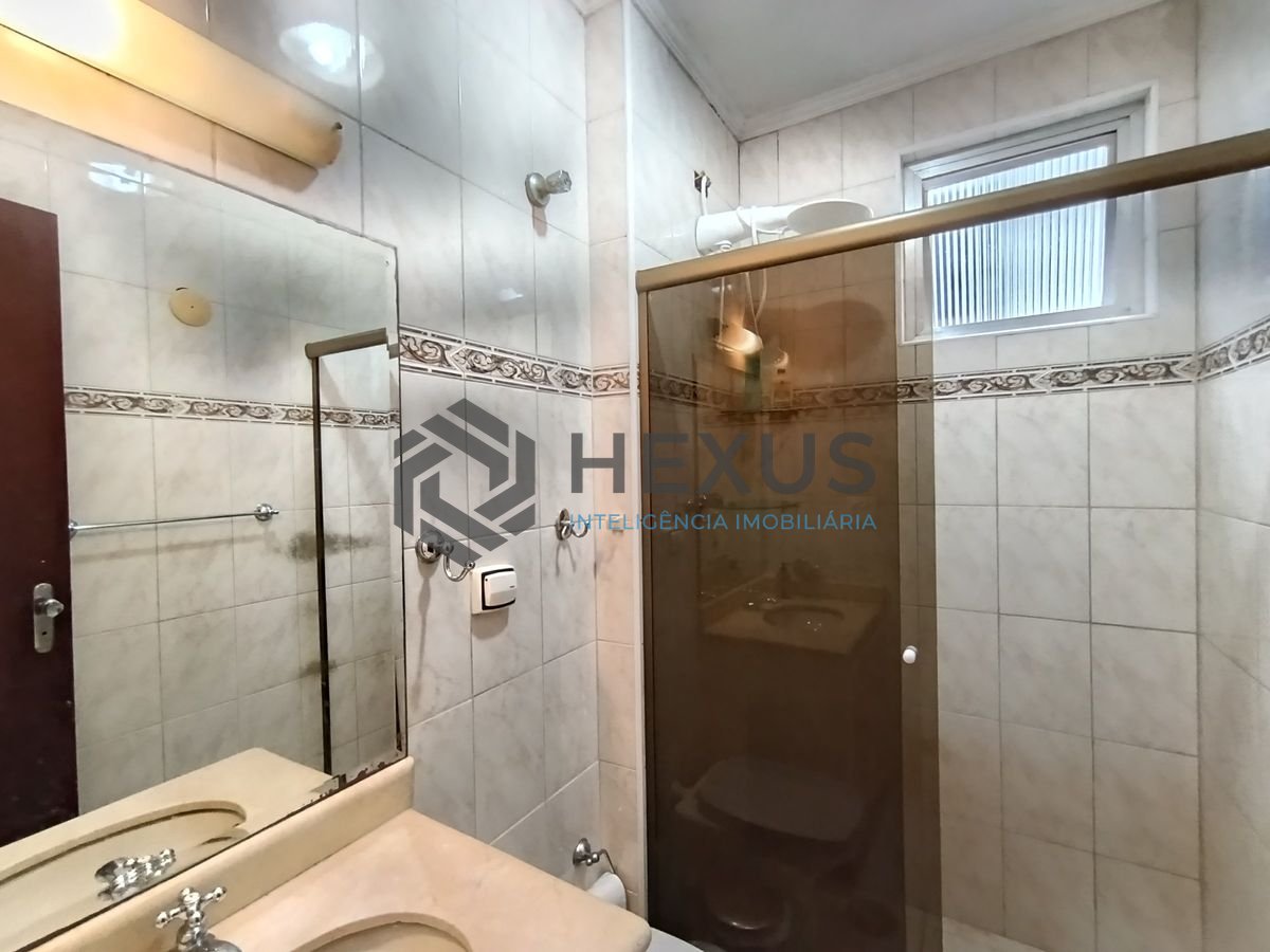 Foto 12 de Apartamento reformado com varanda e lazer a 200m da praia na Enseada, Guarujá