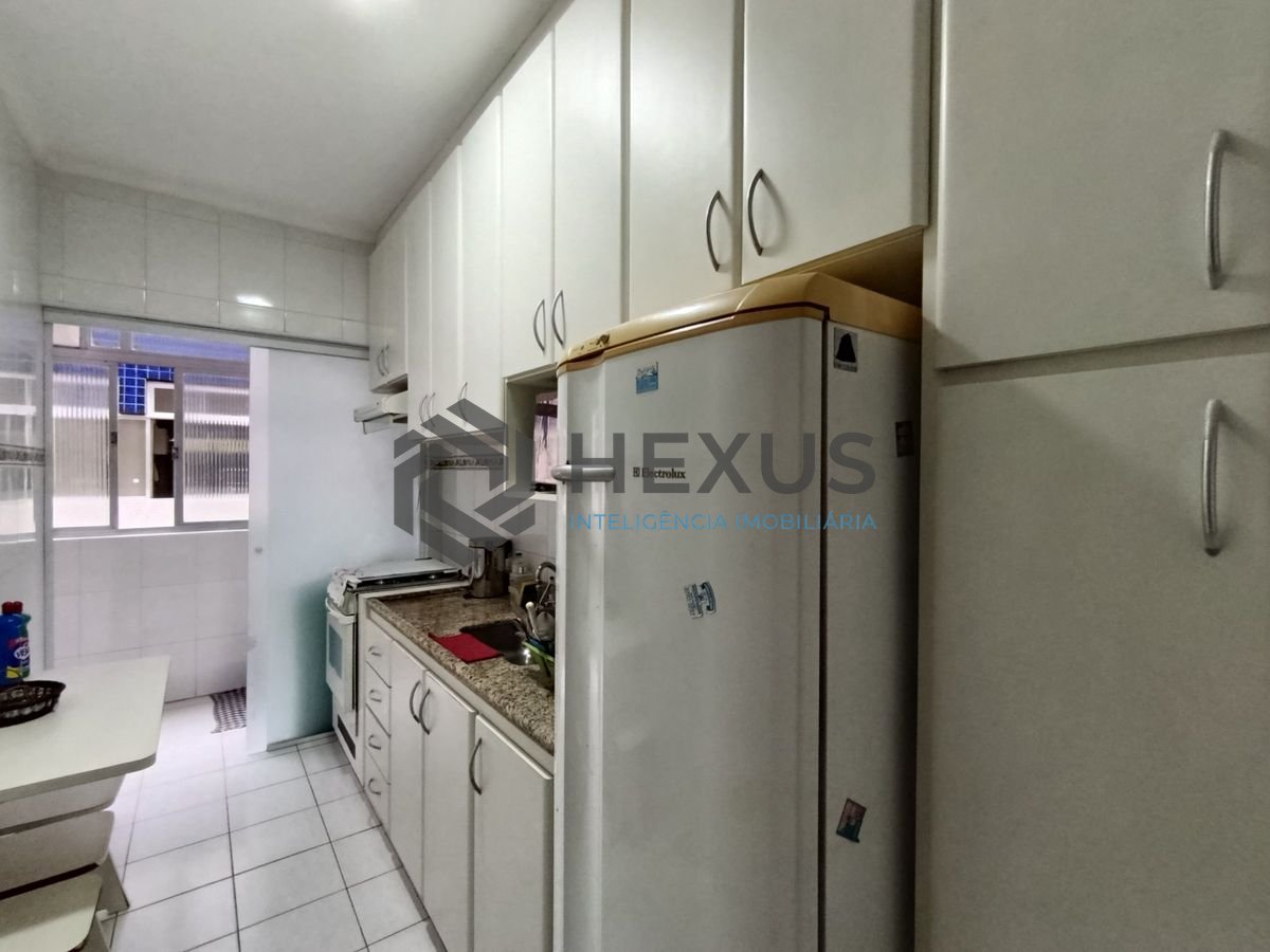 Foto 13 de Apartamento reformado com varanda e lazer a 200m da praia na Enseada, Guarujá