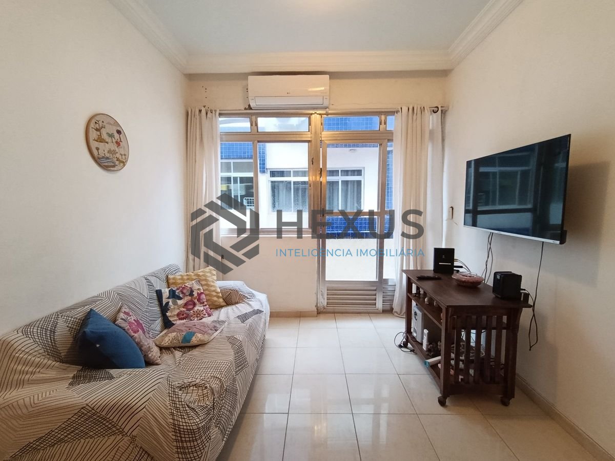 Foto 3 de Apartamento reformado com varanda e lazer a 200m da praia na Enseada, Guarujá